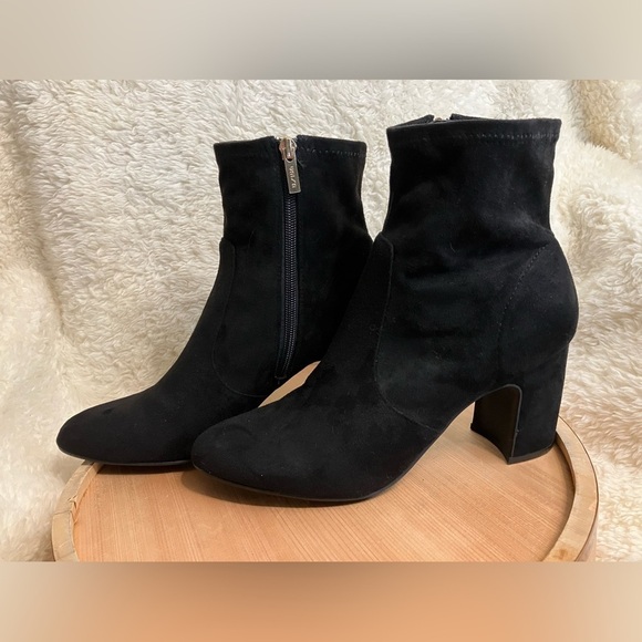 Unisa Unlolra2 Black Faux Suede Ankle Boots Booties Zip Block Heel size 9.5 - Picture 1 of 10